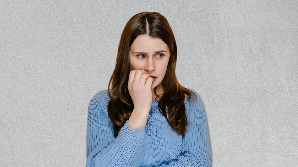 Biópsia Bucal: Entenda o Procedimento e Reduza a Ansiedade Paciente preocupado antes de biópsia bucal aguardando procedimento odontológico