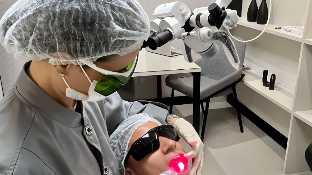 Laserterapia Pós-Operatória - Tecnologia Avançada Aplicação de laserterapia de baixa intensidade após cirurgia de implante dentário - tratamento indolor que acelera cicatrização