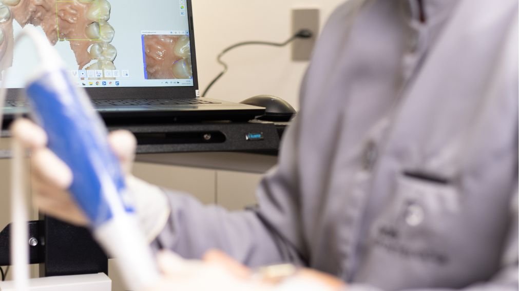 Dra. Kétlin Andrade em consulta de planejamento digital para prótese protocolo na Flori Odontologia