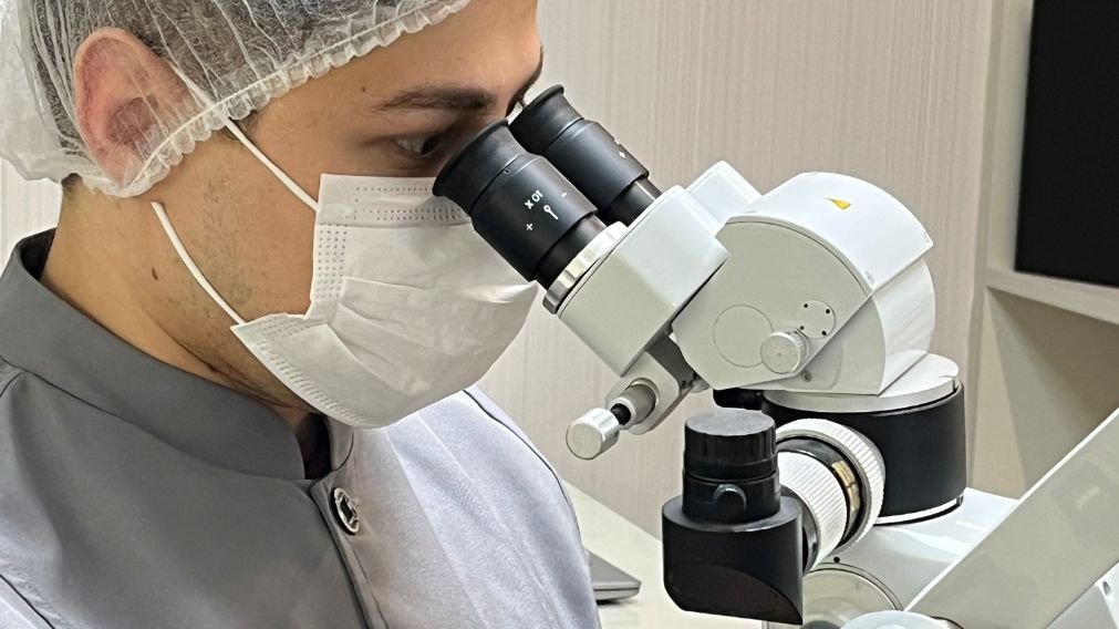Dentista endodontista especialista em canal com microscopia