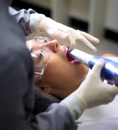 Paciente confortável durante escaneamento intraoral sem moldagem