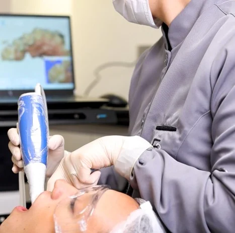 Dentista segurando scanner intraoral 3D para implante dentário