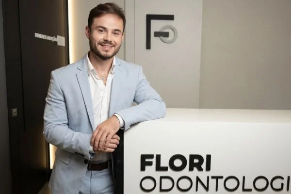 Especialista em Facetas e Lentes de Contato Dental
