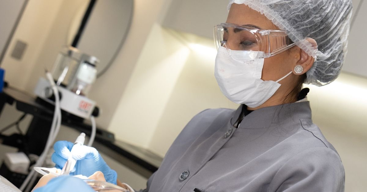 Exame clínico da gengiva em atendimento odontológico