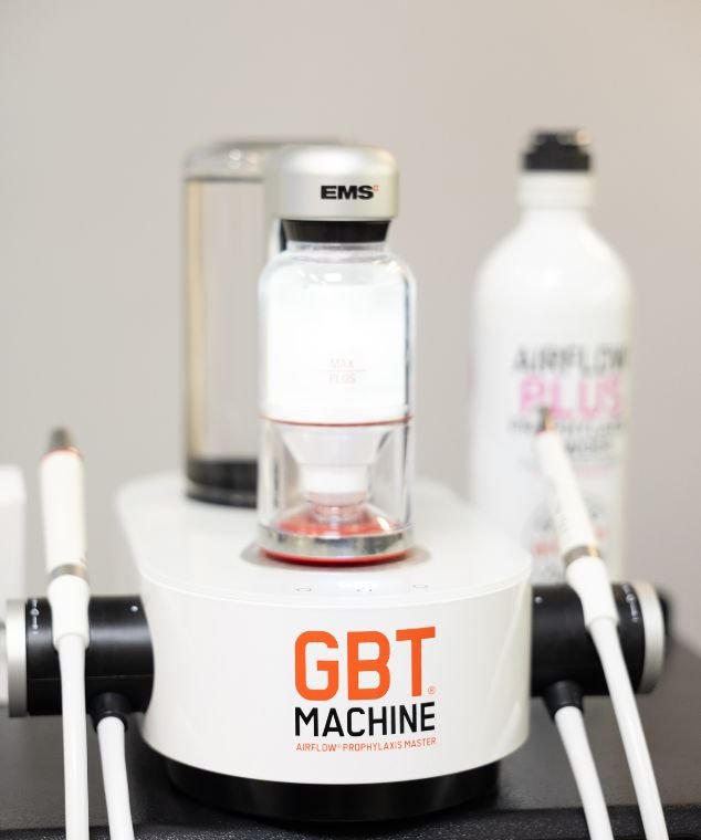 Raspagem e limpeza da gengiva com Airflow na Flori Odontologia