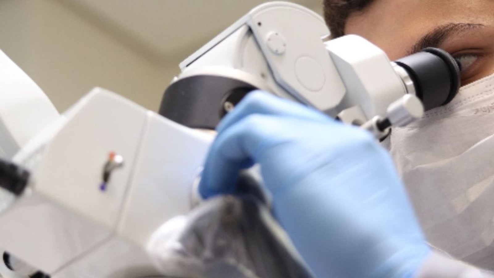 Microscópio operatório utilizado em Endodontia na Flori Odontologia