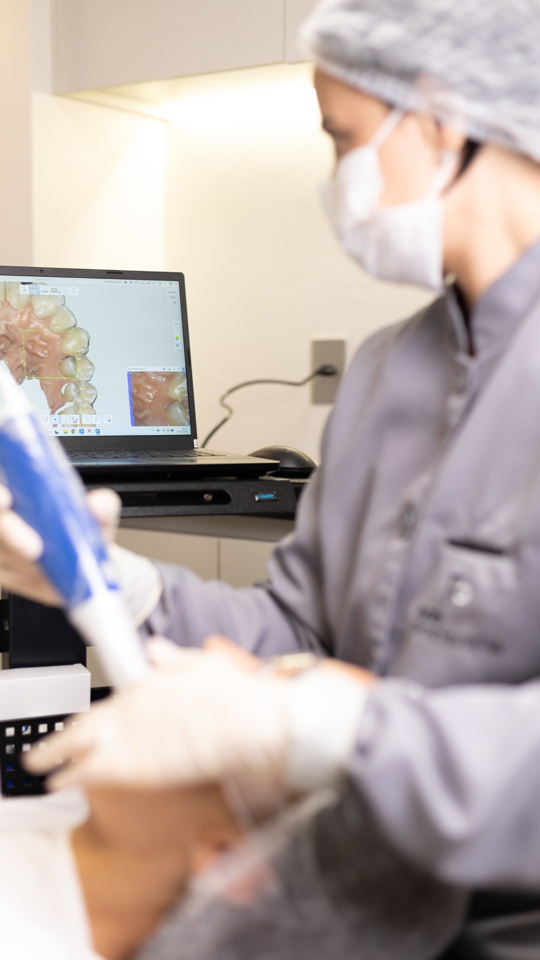 Dentista utilizando planejamento digital 3D na Flori Odontologia — Perdizes, São Paulo