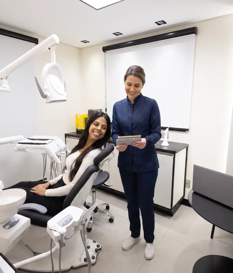 Dentista orienta paciente sobre sensibilidade após clareamento dental em consultório na Flori Odontologia, Perdizes