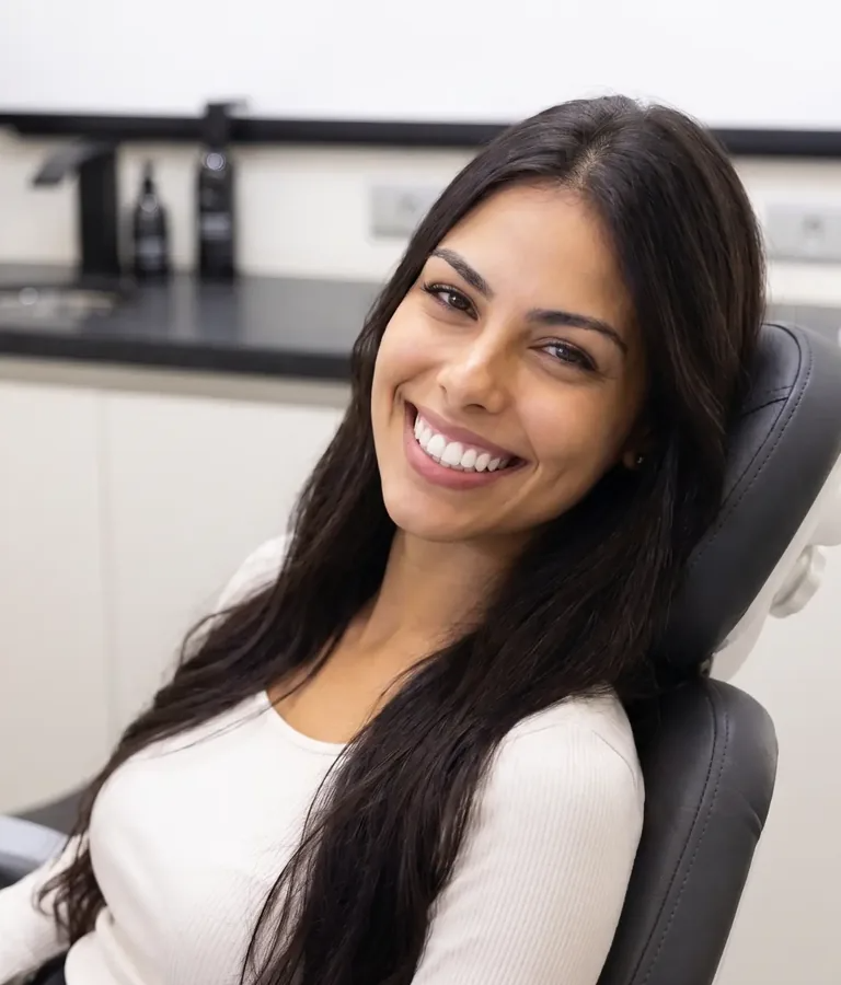 Paciente sorrindo em consultório odontológico da Flori Odontologia em Perdizes, São Paulo
