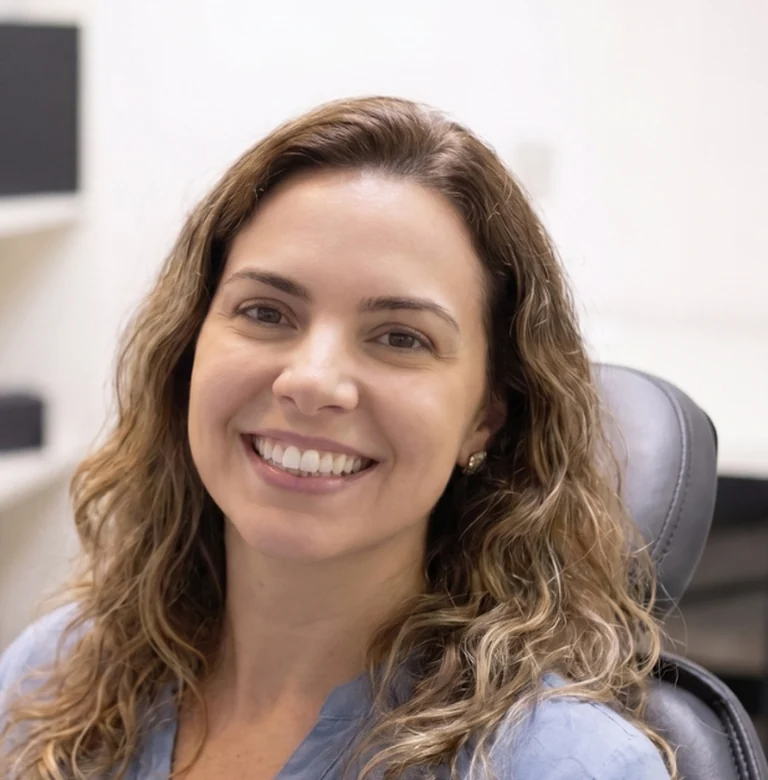 Mulher com sorriso natural e confiante após tratamento com lentes de contato dental em porcelana na Flori Odontologia — Perdizes, São Paulo